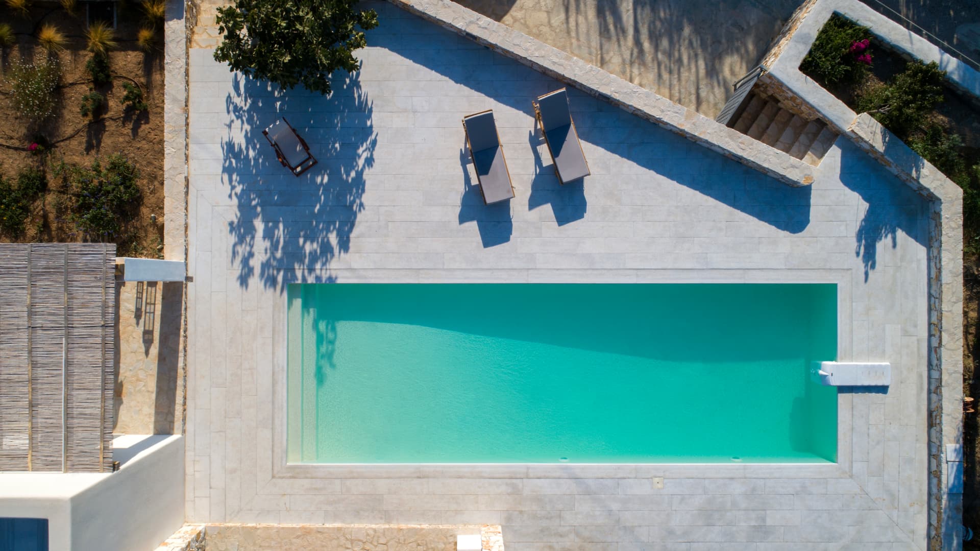 Vista aerea della piscina di una villa cicladica a Paros